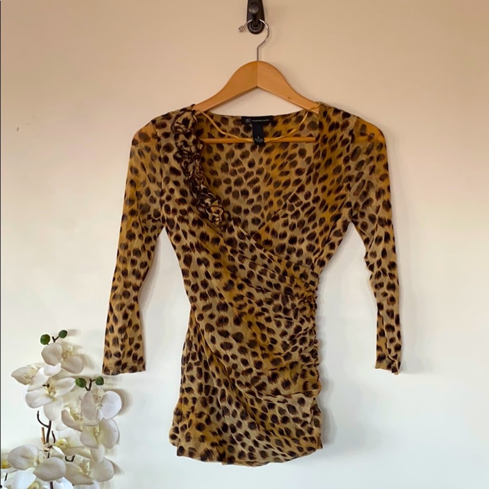 🐆Leopard Print Blouse Sz Sm with Ruffle/Rouge! 🐆